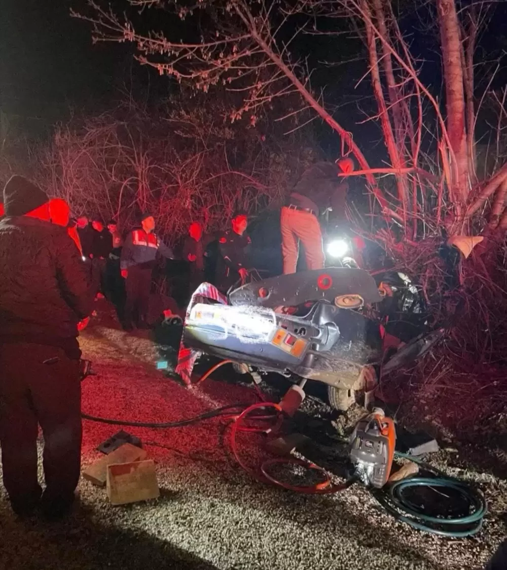Korkuteli'nde otomobil ağaca çarptı 2 ölü 1 ağır yaralı