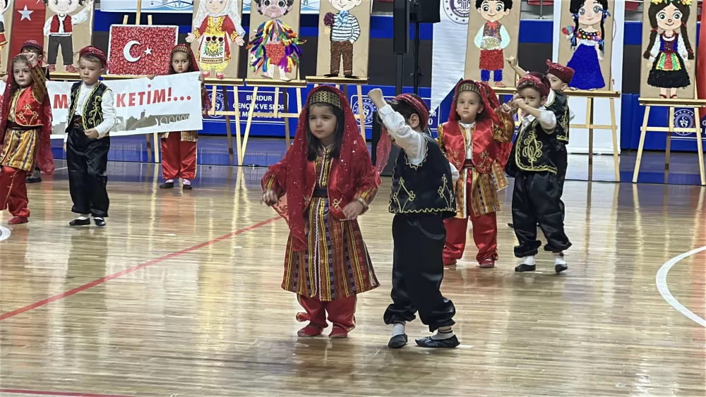 Burdur'da kutlamaya katılan minik kız hem ağladı hem oynadı