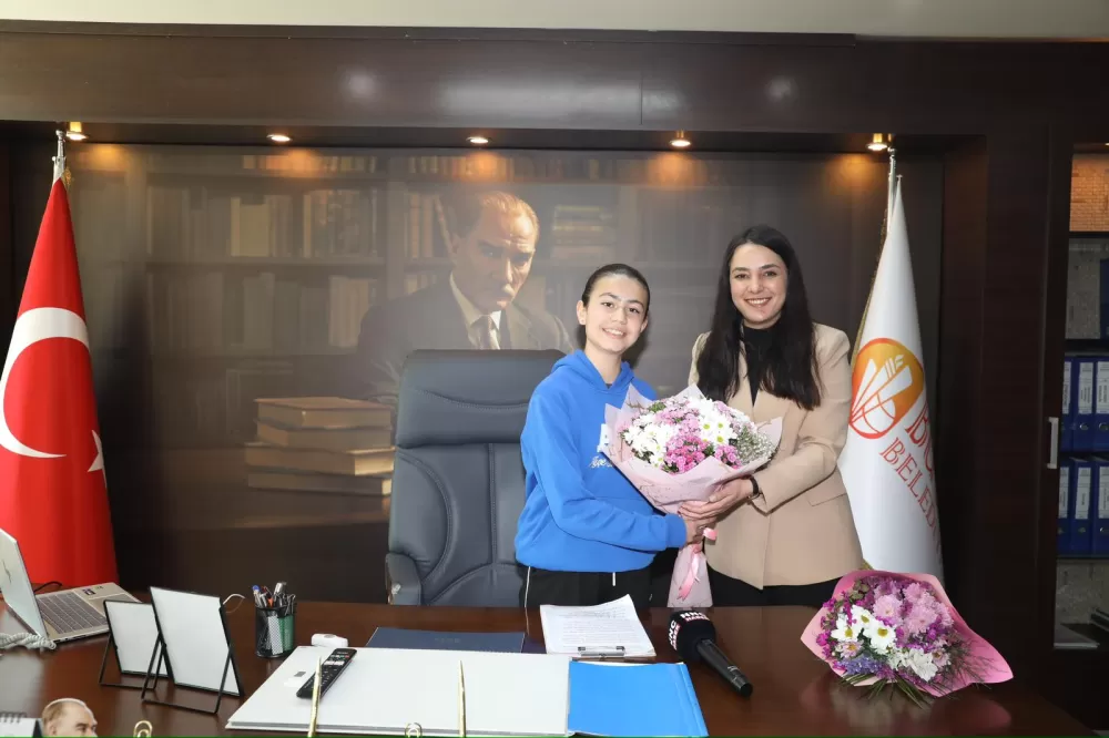 Bucak’ta 23 Nisan coşkusu Belediye Başkanlığı koltuğu çocuklarda