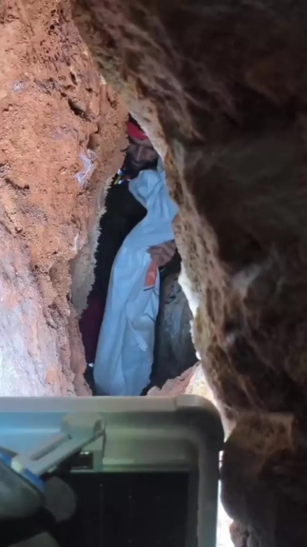 Antalya'da 20 metrelik yarıkta can pazarı 6 Yavru köpek kurtarıldı