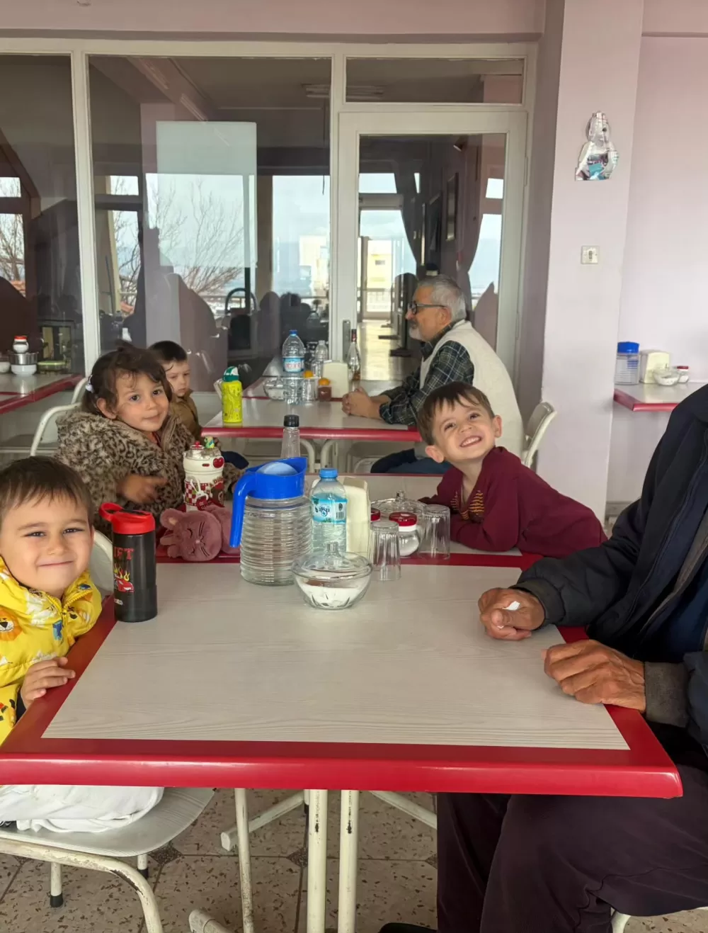 Bahçeşehir Koleji Anaokulu öğrencilerinden huzurevine anlamlı ziyaret