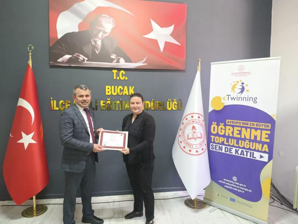 Bucak'ta Başarılı Öğretmenlere Belgeleri Verildi