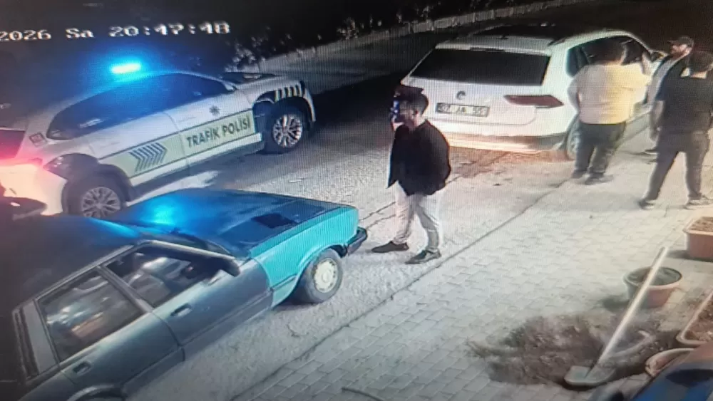 Otomobilin açılan kapısına çarpan elektrikli bisiklet sürücüsü metrelerce savurdu