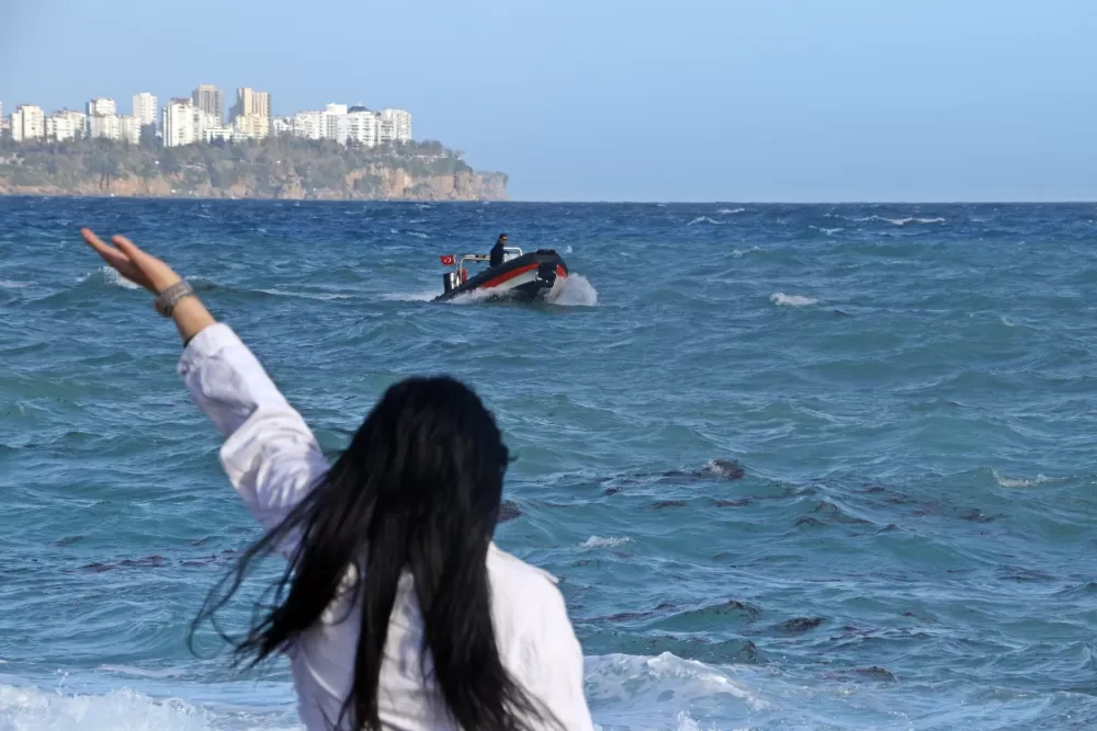 Konyaaltı Sahili’nde can pazarı Kardeşler kurtuldu, kuzen hayatını kaybetti