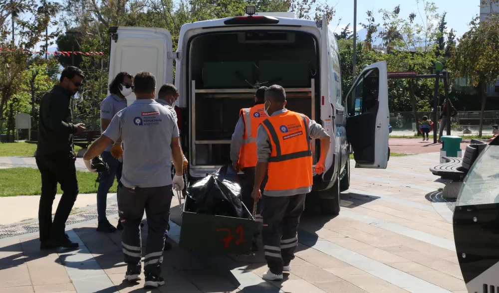 Antalya'da kötü kokudan şüphelenerek baktıkları reklam panosundan tanınmayacak halde ceset çıktı