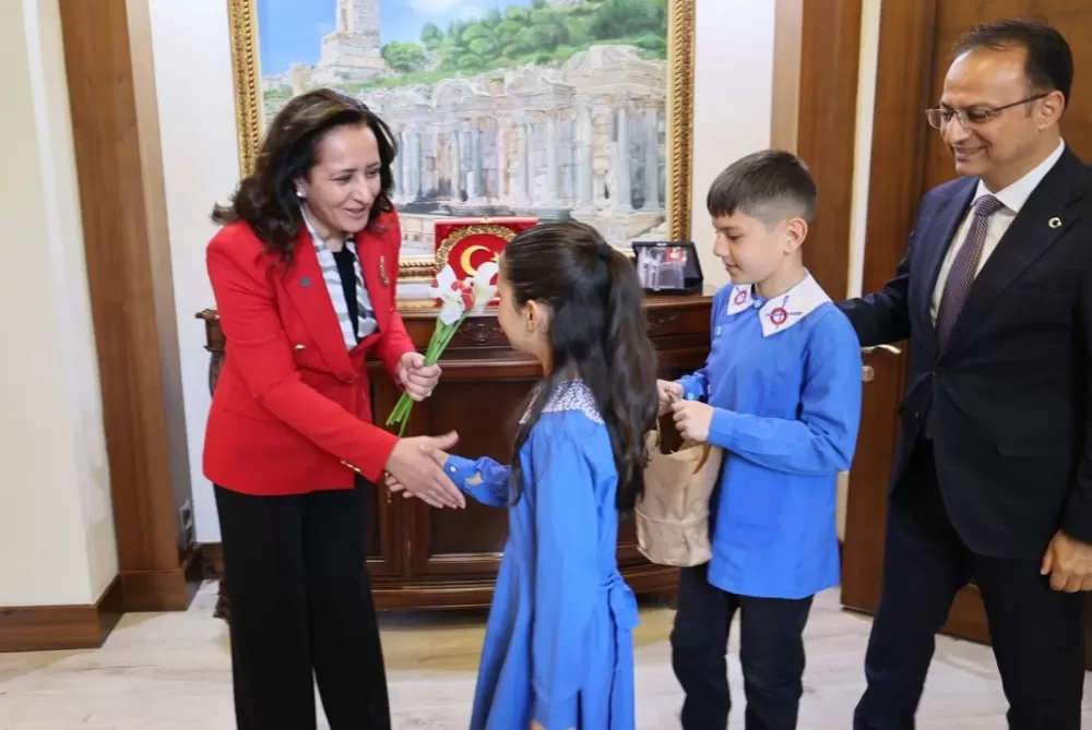 Burdur Valisi Bilgihan makamını minik Cemre'ye devretti