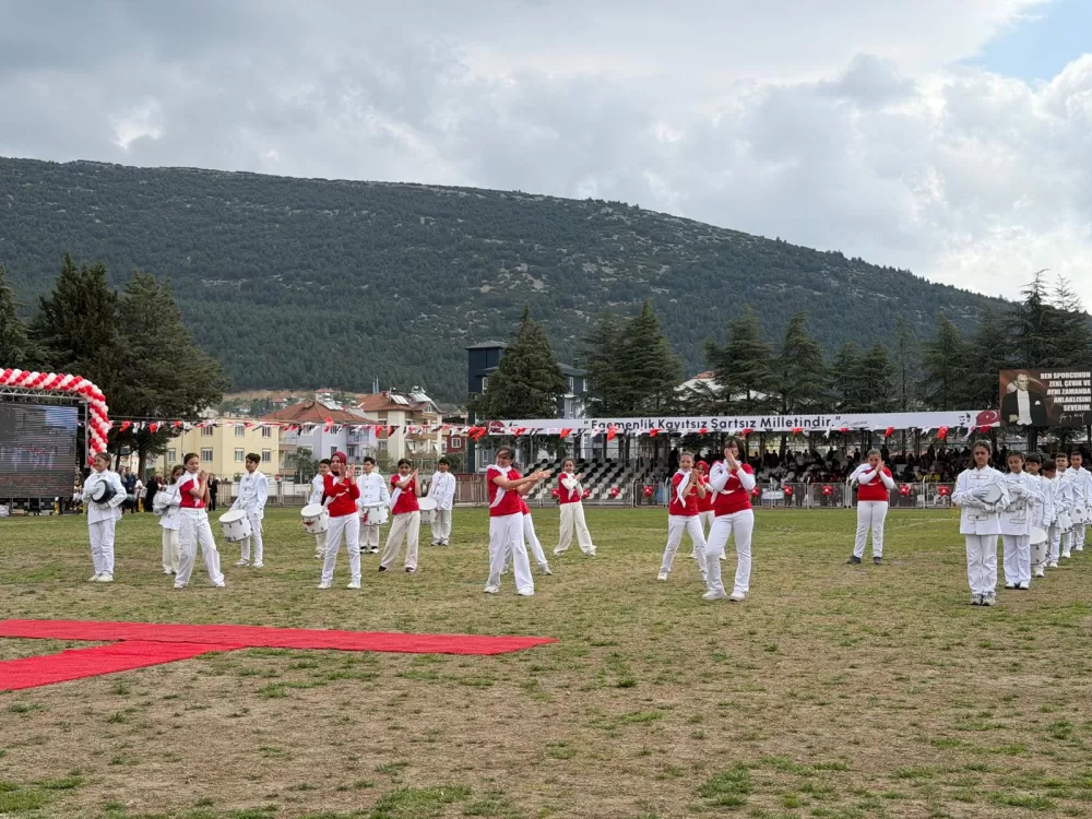 Bucak’ta 23 Nisan coşkusu 106. Yıl dolu dolu kutlandı