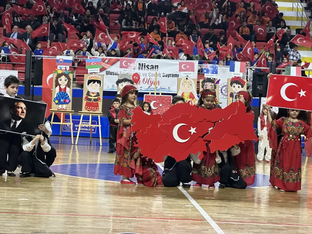 Burdur'da kutlamaya katılan minik kız hem ağladı hem oynadı