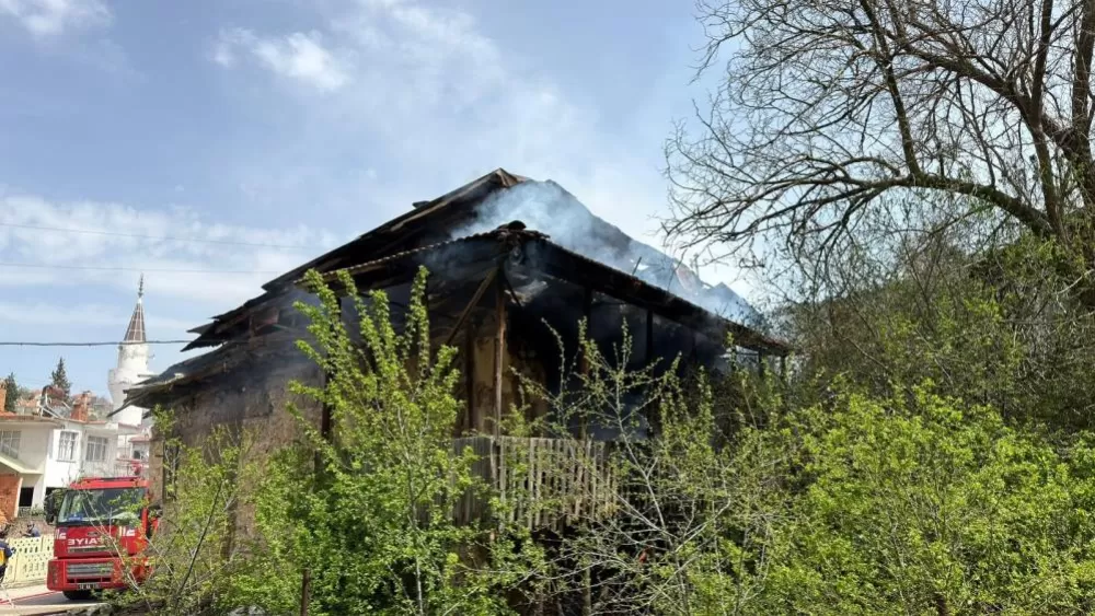 Bucak'ta ahşap evde yangın çıktı