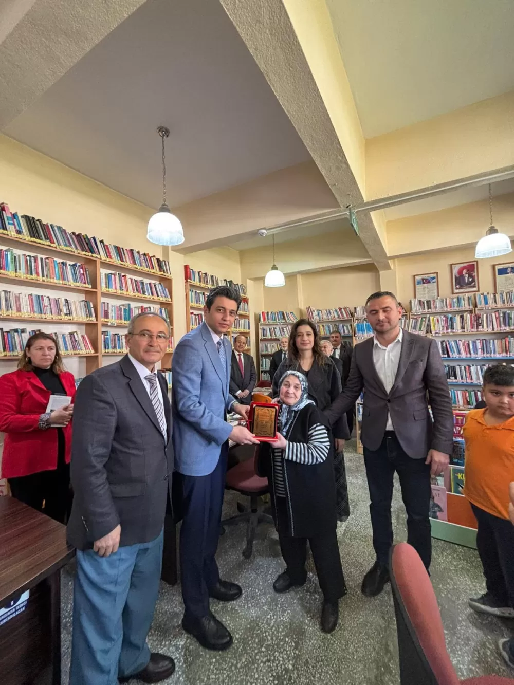 Kaymakam İbrahim Cem Deveci Kütüphaneler Haftası etkinliğinde kitap okudu