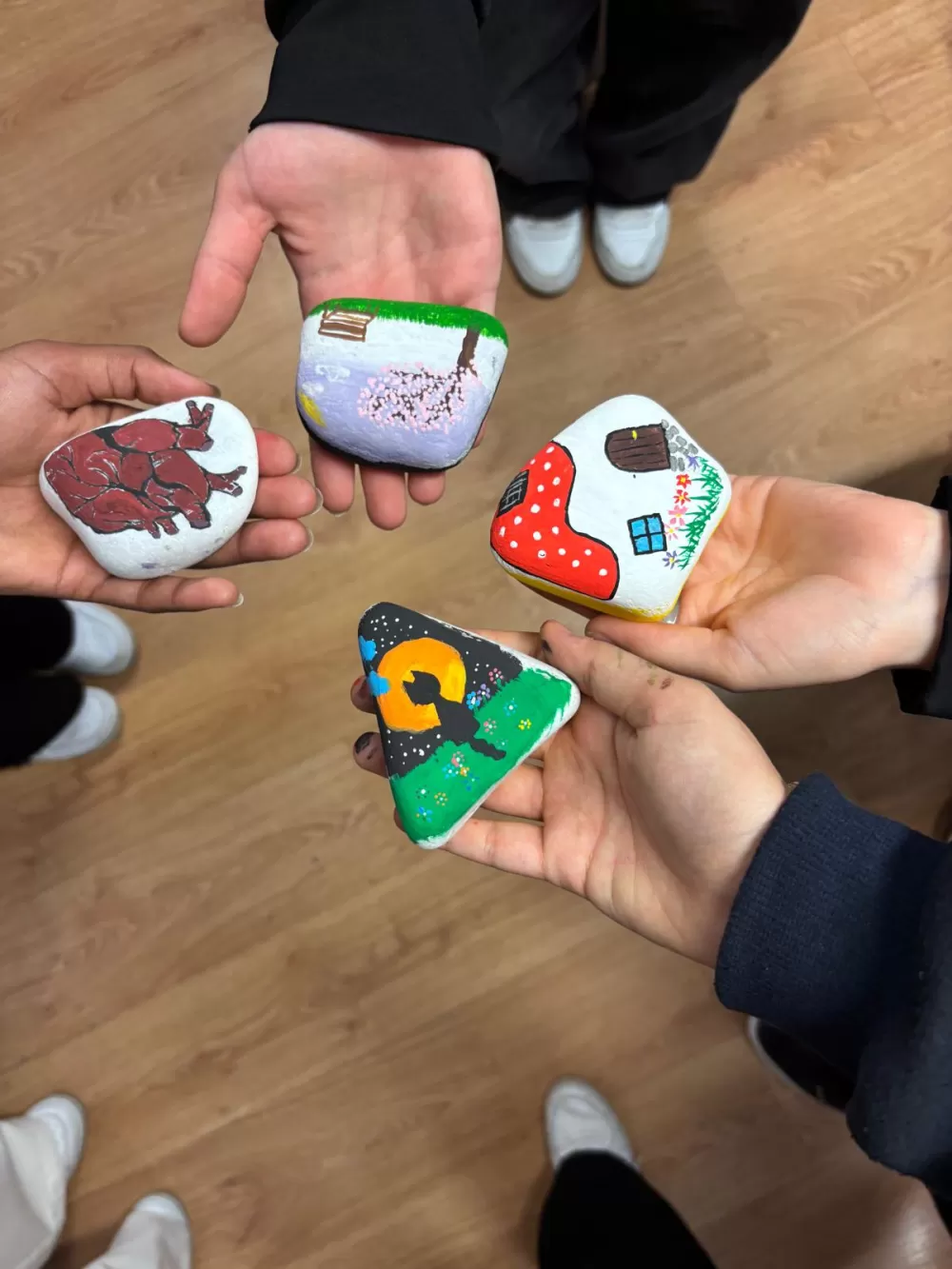 Burdur Lisesi öğrencileri kaygı düzeyini azaltmak için taş boyadılar