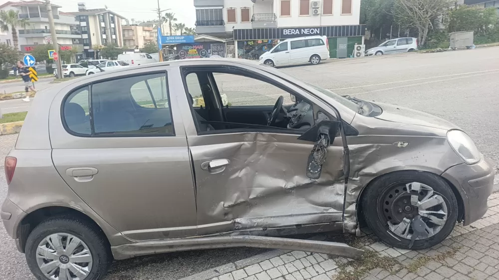 Antalya Manavgat'ta iki araç çarpıştı Otomobil sürücüsü yaralandı