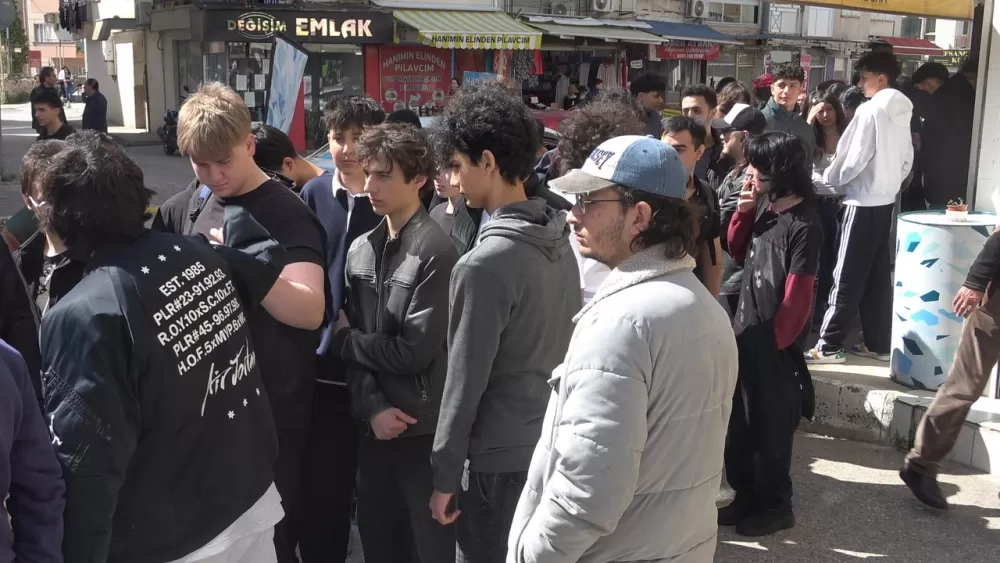 Antalya'da indirimli ikinci el giyim mağazası açılışı yoğun ilgi nedeniyle izdihama dönüştü