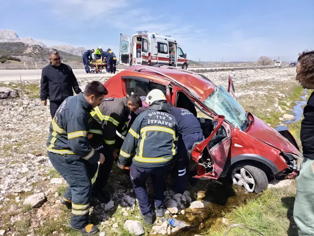 Antalya-Burdur Karayolu'nda kaza 2 kişi yaralandı