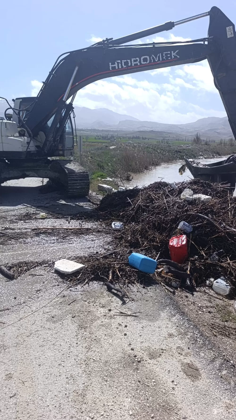 Karataş Gölü için seferberlik Taşkın ve tıkanıklıklara gece müdahalesi