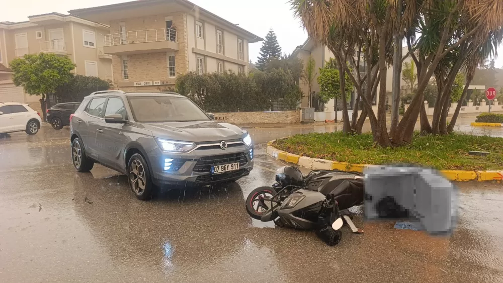 Antalya'da otomobille çarpışan motosiklet sürücüsü yaralandı Kaza anı kamerada
