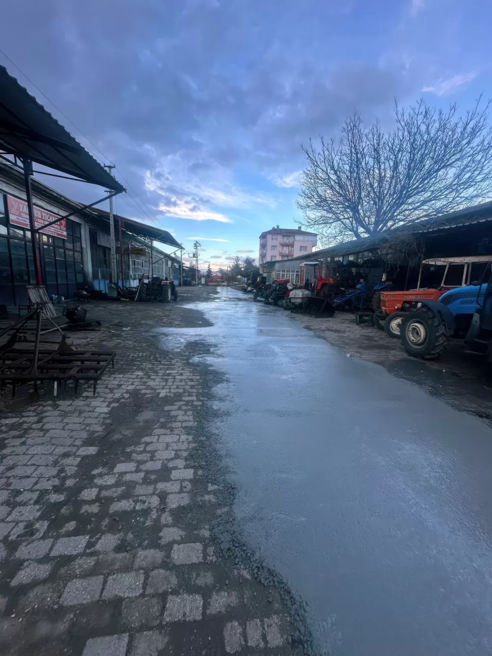Tefenni'de bozulan yollara beton yama yapıldı Baraj yolu için asfalt mesaisi başlıyor