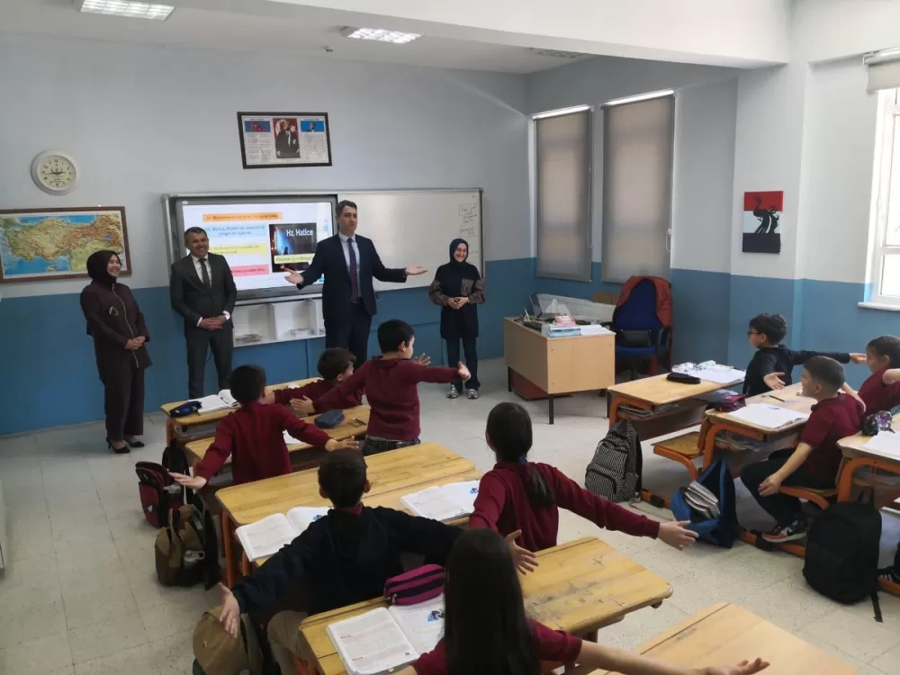 Kaymakam Kuruca Çamlıca İlkokulunu ziyaret ederek öğrencilerle buluştu