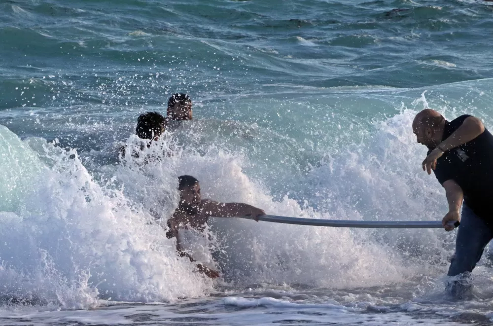 Konyaaltı Sahili’nde can pazarı Kardeşler kurtuldu, kuzen hayatını kaybetti