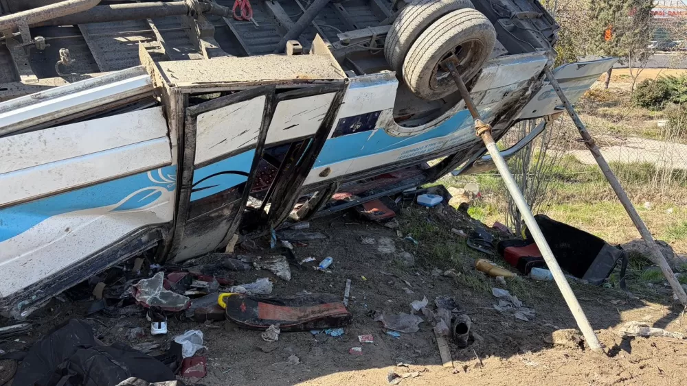 Ankara'da halk otobüsü köprü direğine çarptı 5 ölü 15 yaralı