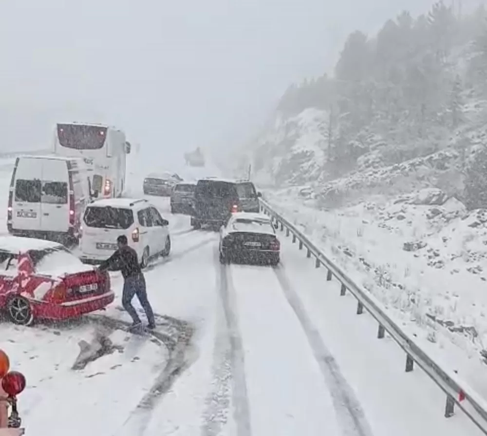 Antalya Konya karayolunda kar yağışı! Alacabel'de ulaşım güçlükle sağlanıyor