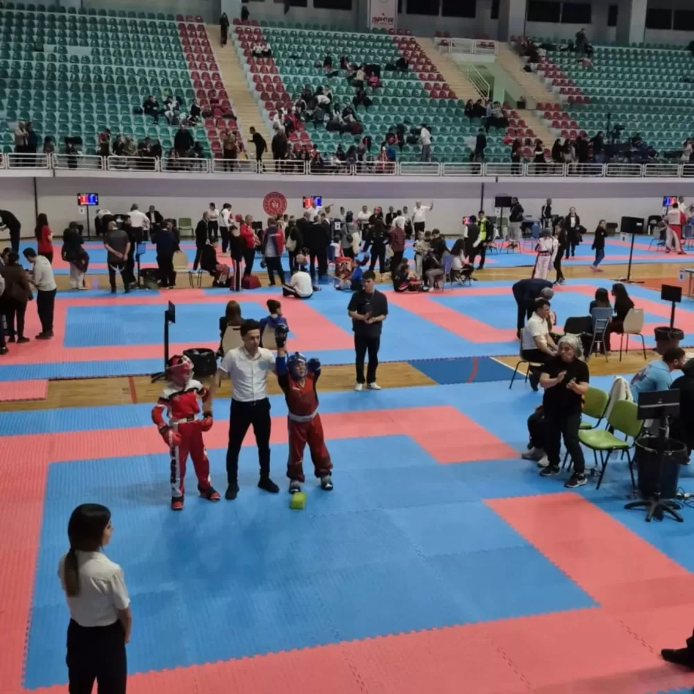 Burdurlu kick boksçular Diyarbakır'da ringi salladı! 6 madalya ile döndüler