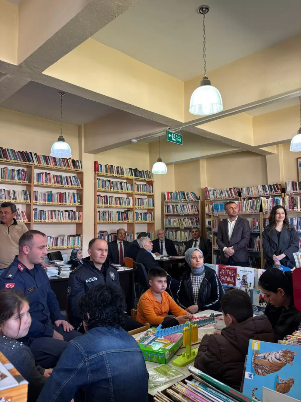 Kaymakam İbrahim Cem Deveci Kütüphaneler Haftası etkinliğinde kitap okudu