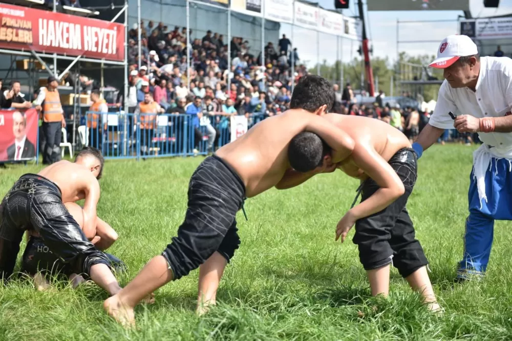 Güreşin Başkenti Antalya Kepez'de 12 yıl sonra  pehlivanlar dualı çayıra çıktı Başpehlivan kim olur ?