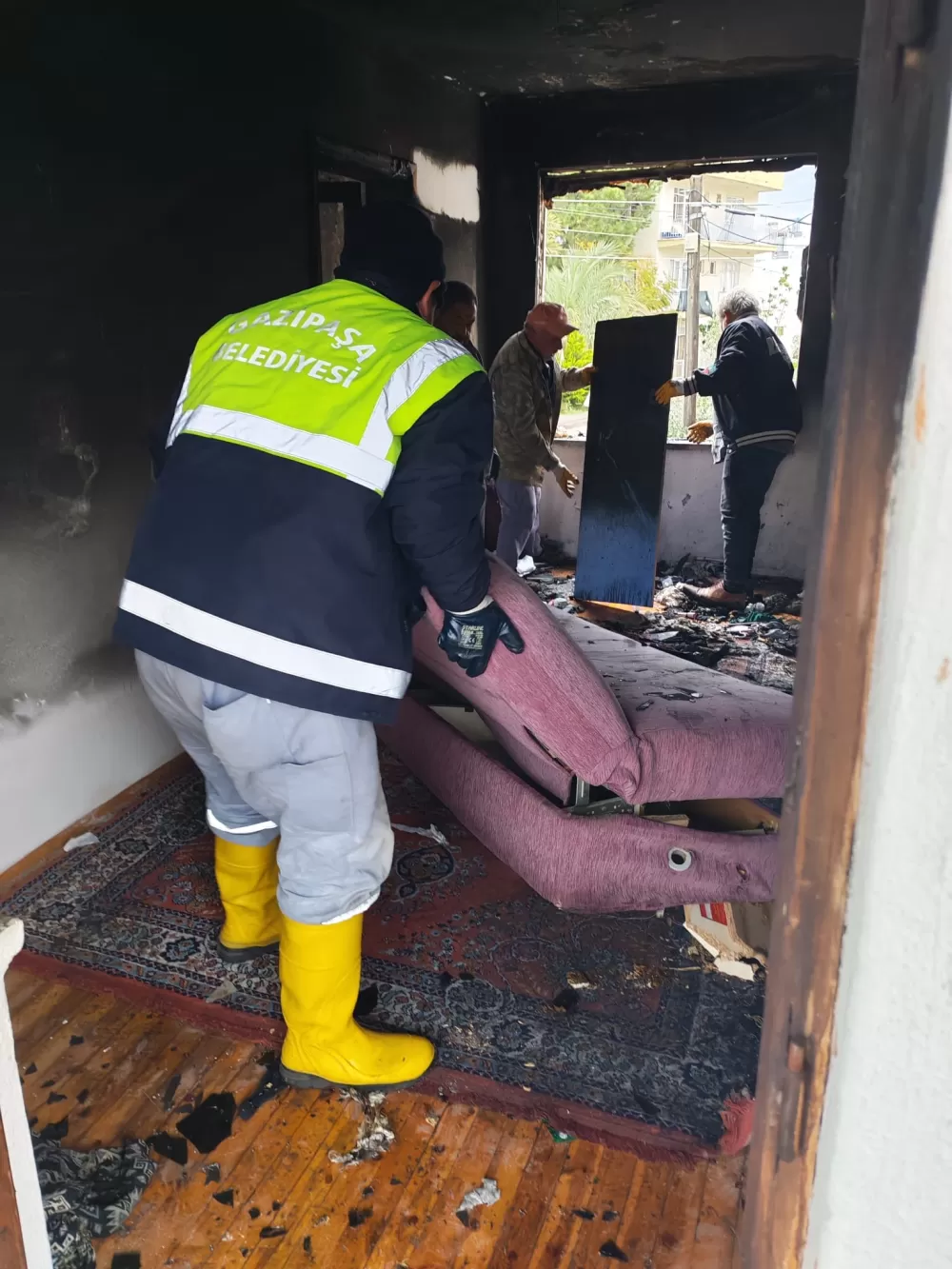 Antalya'da yangında ev kül oldu Kur'an-ı Kerim zarar görmedi