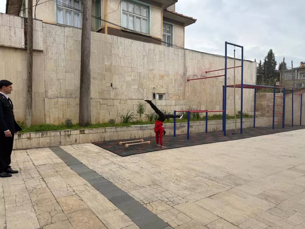 Bucak'ta 23 Nisan coşkusu Defne Şentürk Komutanlık koltuğuna oturdu