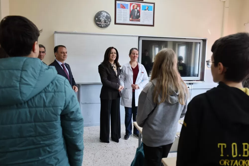 Vali Bilgihan'dan TOBB ortaokuluna ziyaret! Öğrencilerle bir araya geldi