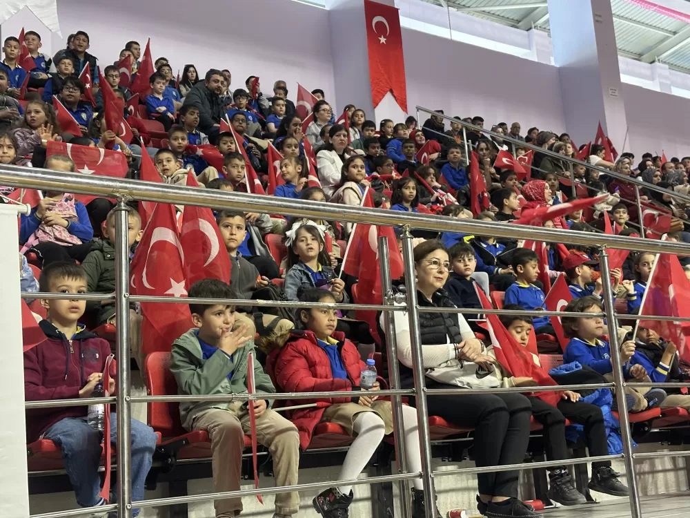 Burdur'da kutlamaya katılan minik kız hem ağladı hem oynadı