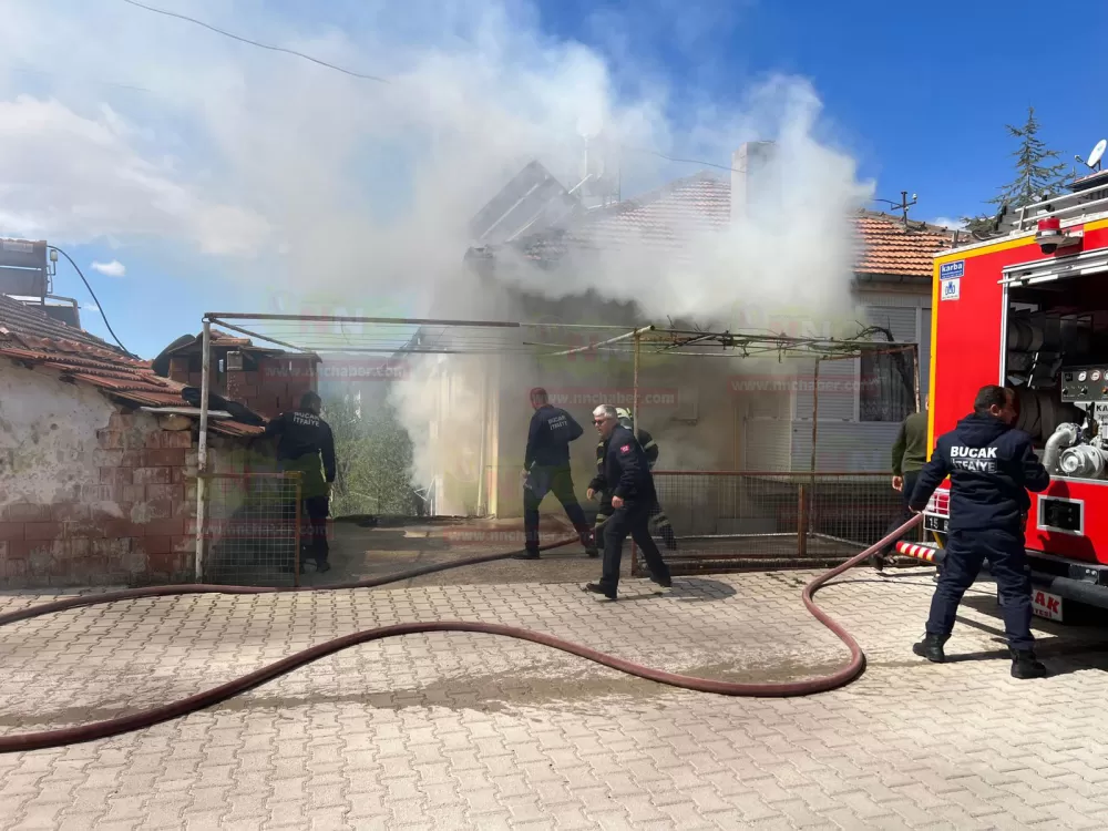 Bucak'ta ev yangını! İtfaiye ekipleri seferber oldu