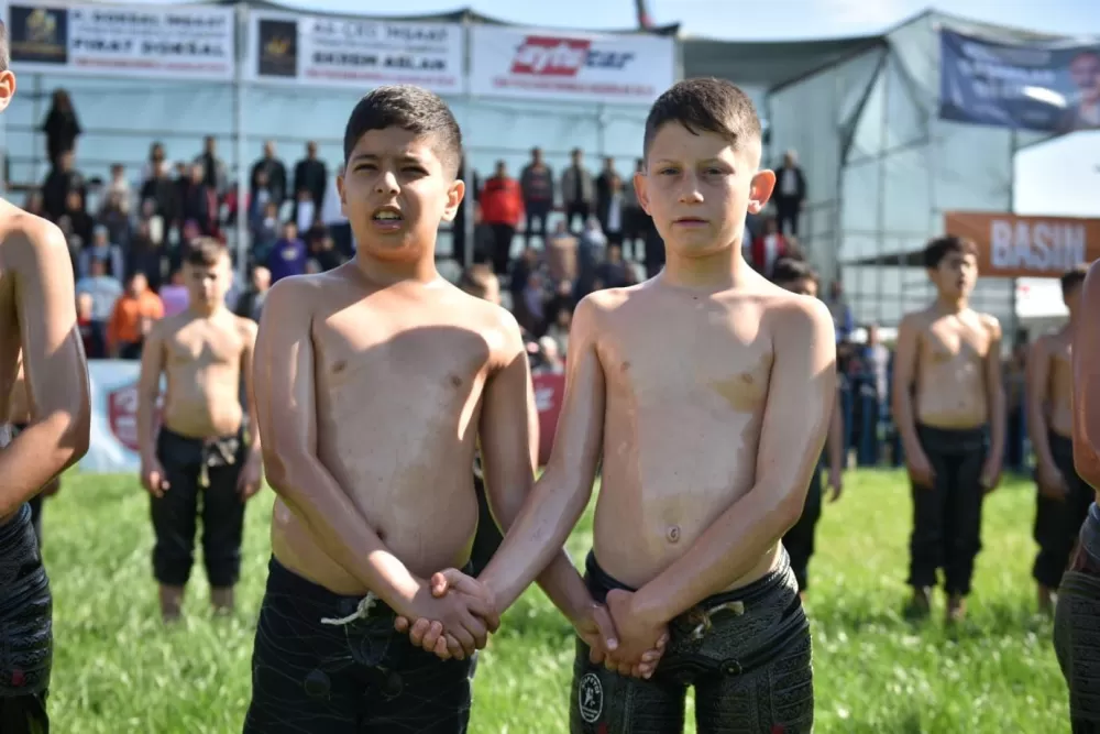 Güreşin Başkenti Antalya Kepez'de 12 yıl sonra  pehlivanlar dualı çayıra çıktı Başpehlivan kim olur ?