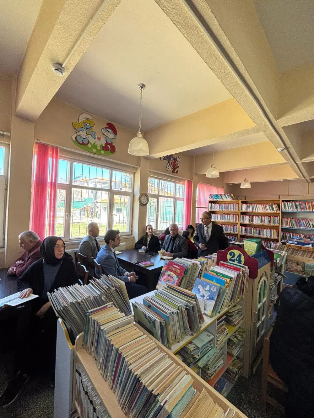 Kaymakam İbrahim Cem Deveci Kütüphaneler Haftası etkinliğinde kitap okudu