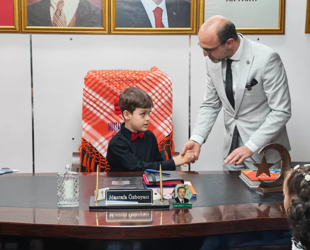 Burdur AK Parti İl Başkanı Özboyacı Koltuğunu Öğrenciye Bıraktı
