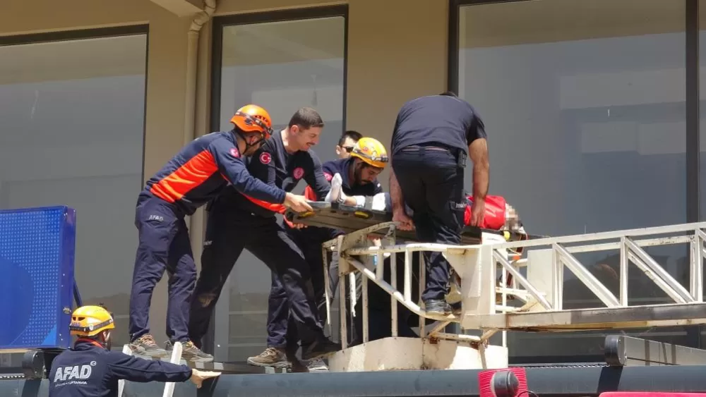 Antalya’da 4. Kattan Düştü Tente Hayatını Kurtardı