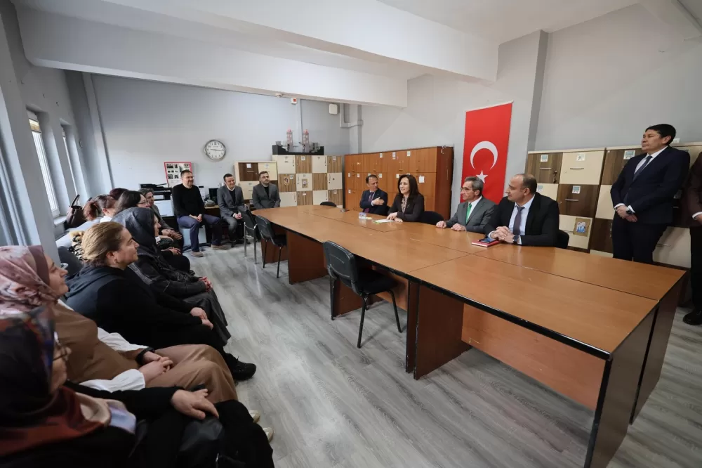 Vali Bilgihan'dan TOBB ortaokuluna ziyaret! Öğrencilerle bir araya geldi