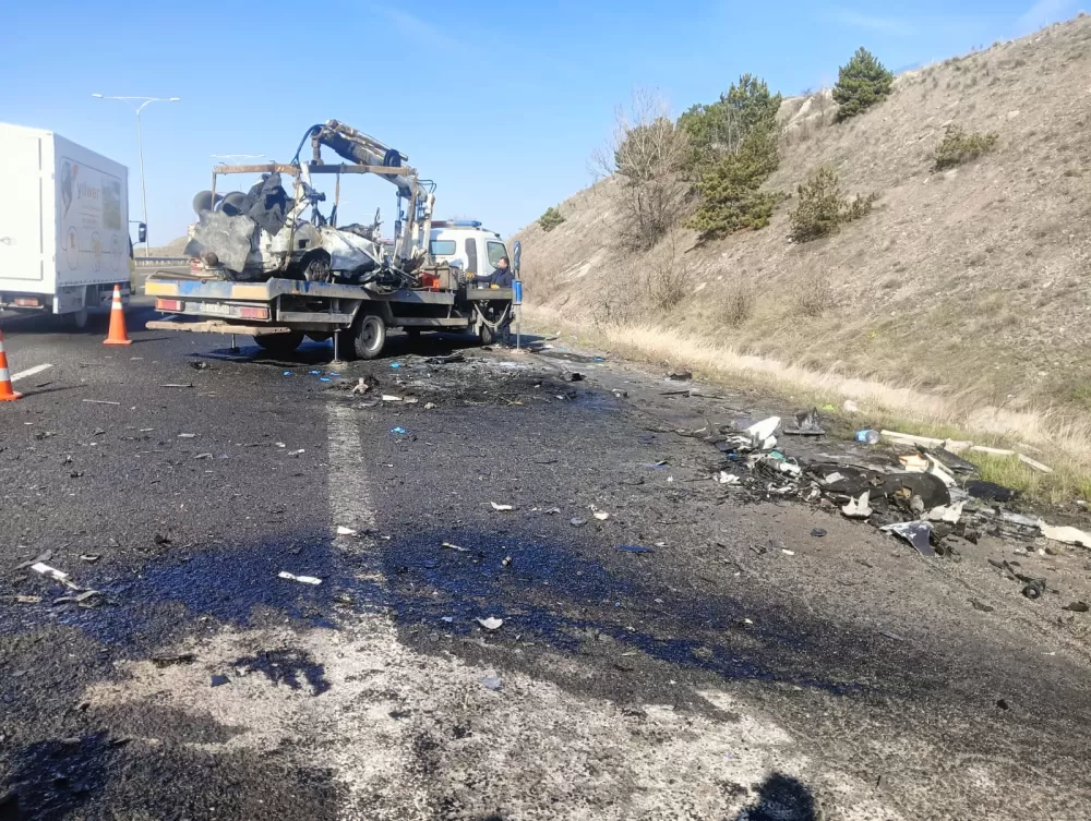 Ankara'da iki araç kafa kafaya çarpıştı 5 ölü