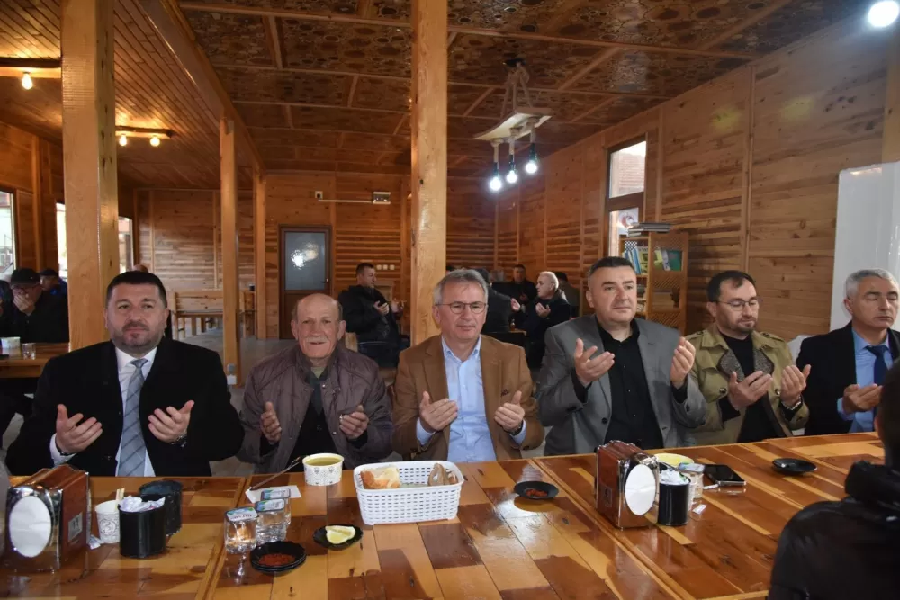 Bucaklı çiftçiler Konya Yolunda Eğirdir'de mola verdi! Başkan Özer sofrasını üreticiye açtı