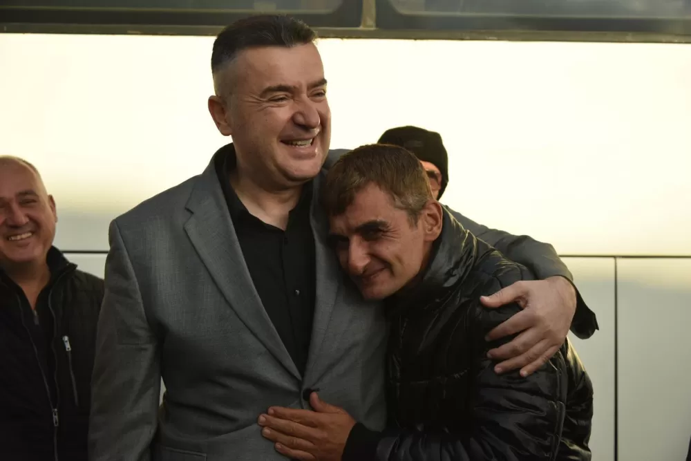 Bucaklı çiftçiler Konya Yolunda Eğirdir'de mola verdi! Başkan Özer sofrasını üreticiye açtı