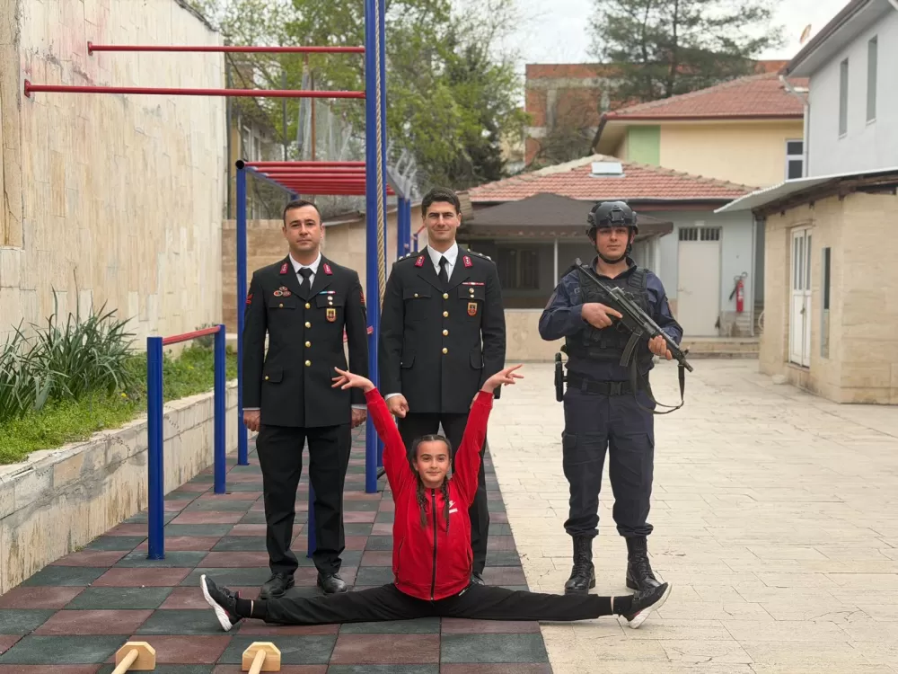 Bucak'ta 23 Nisan coşkusu Defne Şentürk Komutanlık koltuğuna oturdu