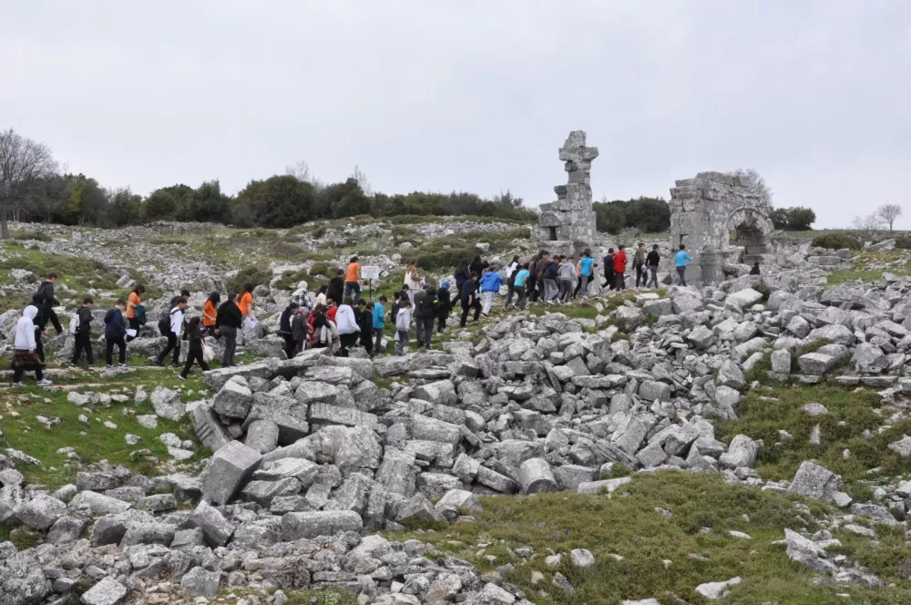 Bucaklı öğrenciler Kremna’da tarihe yolculuk yaptı