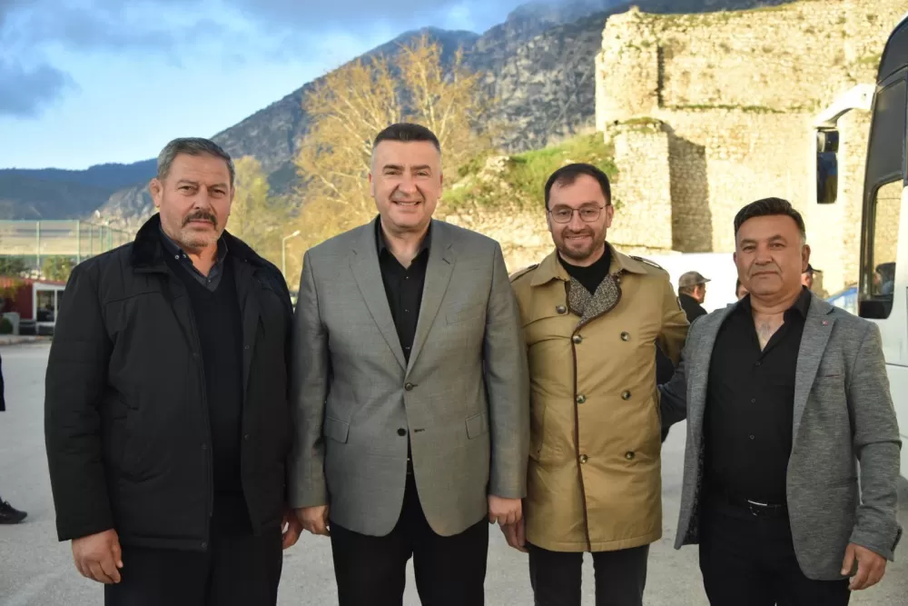 Bucaklı çiftçiler Konya Yolunda Eğirdir'de mola verdi! Başkan Özer sofrasını üreticiye açtı