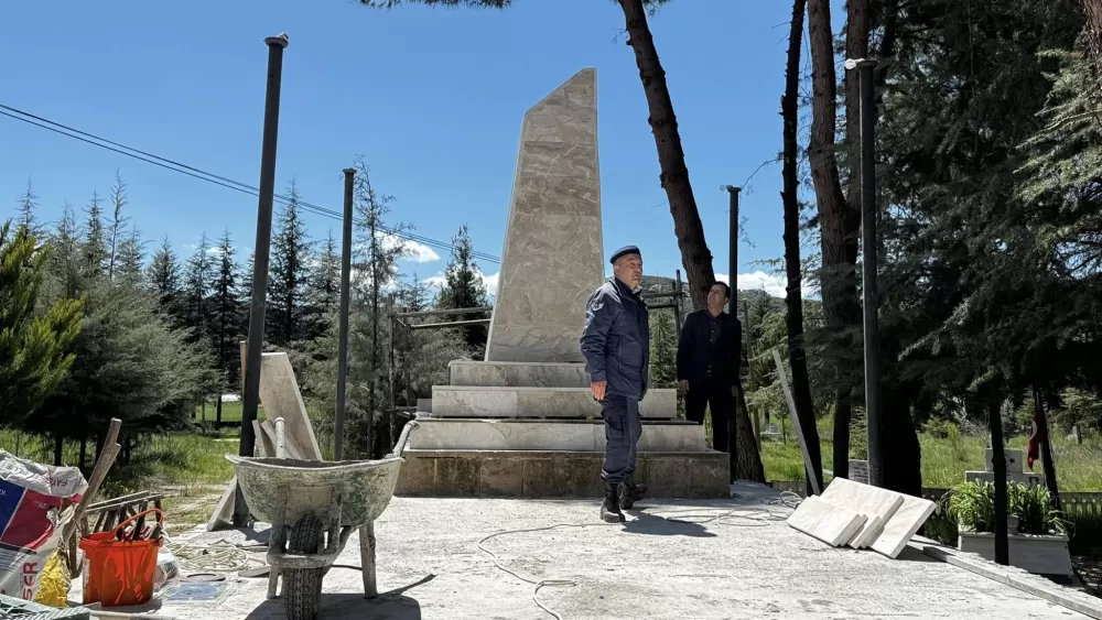 Ağlasun Kaymakamı Metin Eyyüpkoca Şehitlikte incelemelerde bulundu