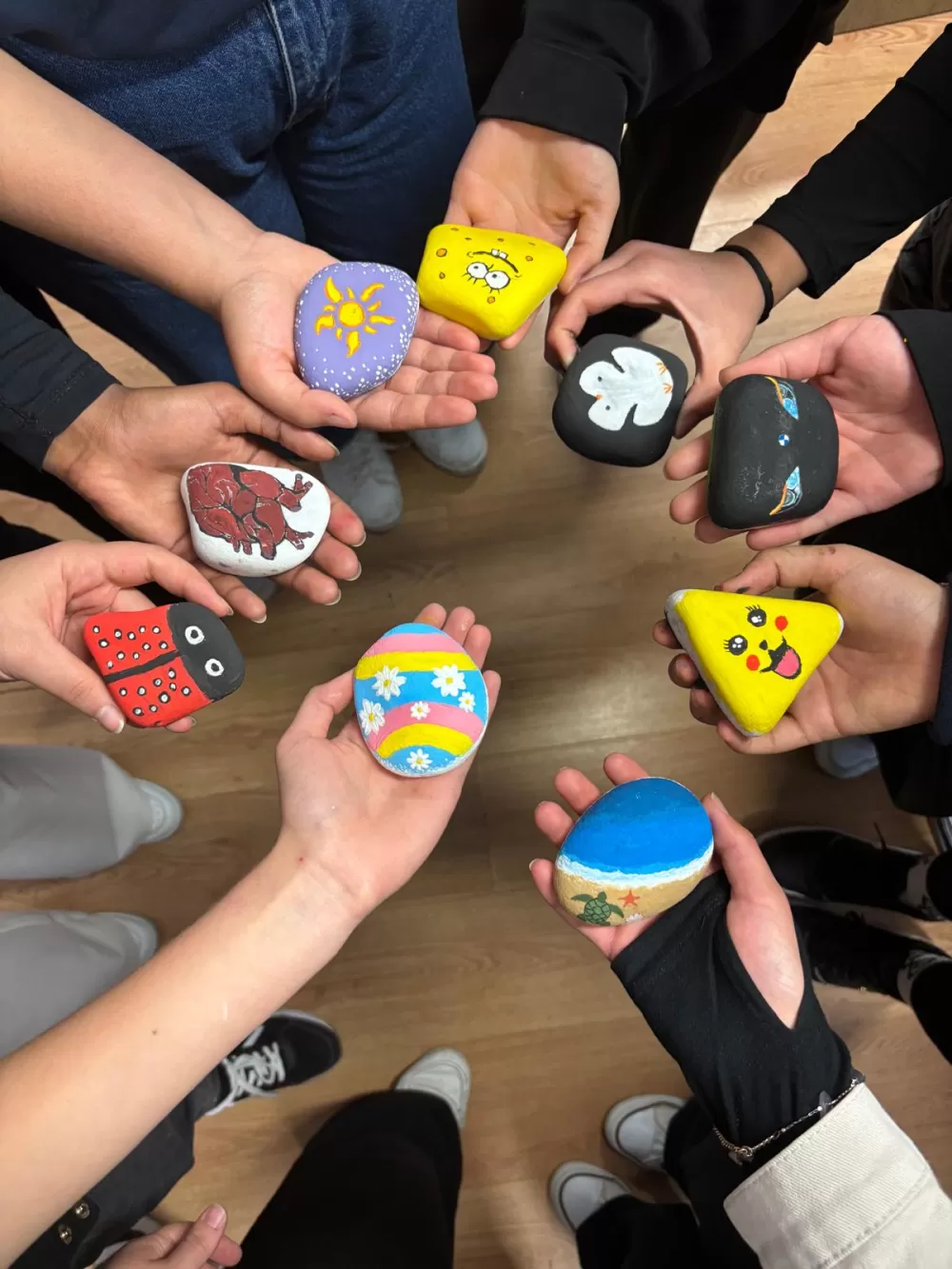 Burdur Lisesi öğrencileri kaygı düzeyini azaltmak için taş boyadılar