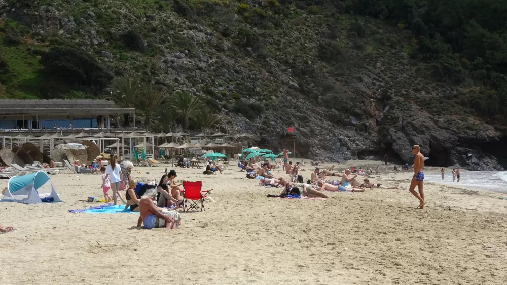 Alanya'da bahar havası! Hava sıcaklığı 21 dereceye çıktı, turistler sahile akın etti