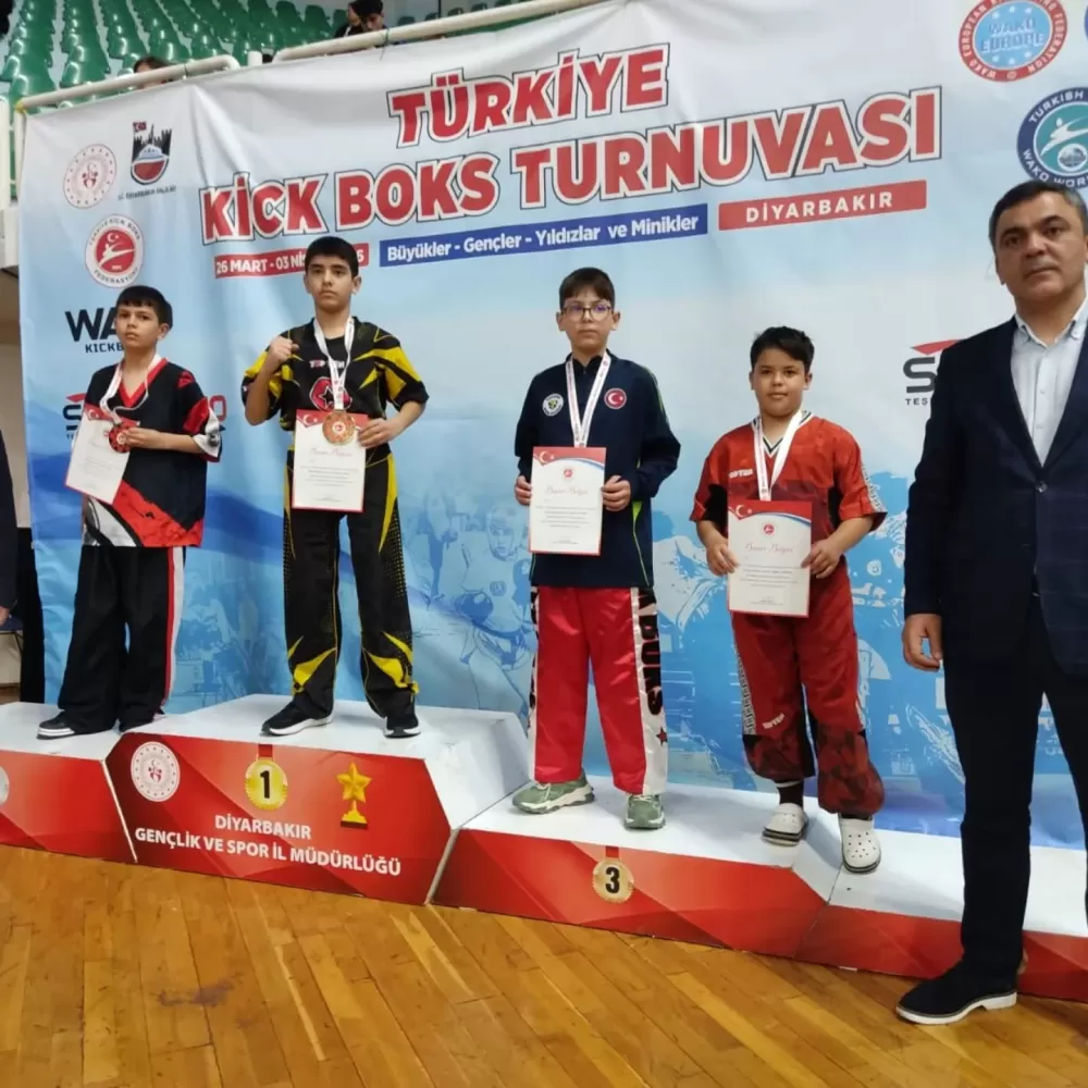 Burdurlu kick boksçular Diyarbakır'da ringi salladı! 6 madalya ile döndüler
