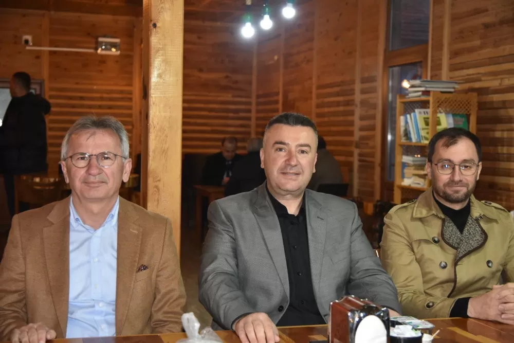 Bucaklı çiftçiler Konya Yolunda Eğirdir'de mola verdi! Başkan Özer sofrasını üreticiye açtı