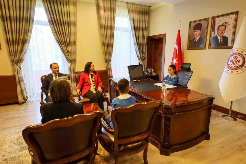 Burdur Valisi Bilgihan makamını minik Cemre'ye devretti